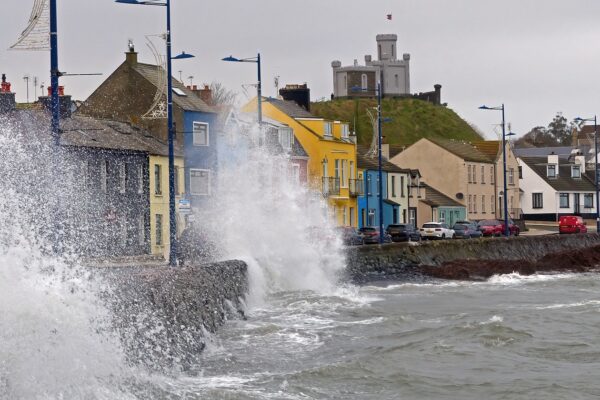 Шторм Дейв залишив тисячі домівок в Ірландії без світла