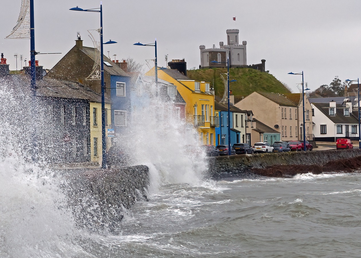 Шторм Дейв залишив тисячі домівок в Ірландії без світла