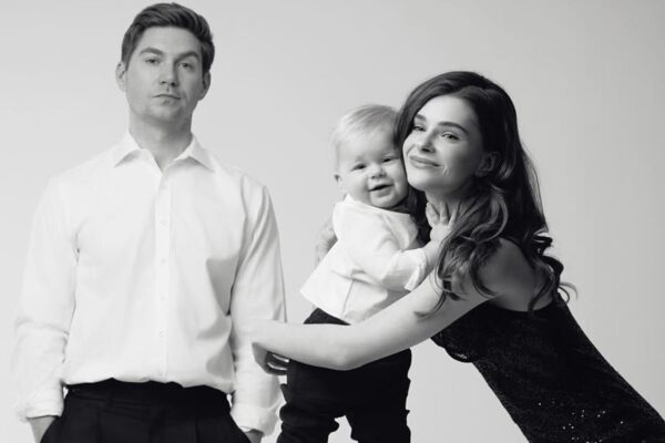 Остапчук із дружиною та сином покидає Україну