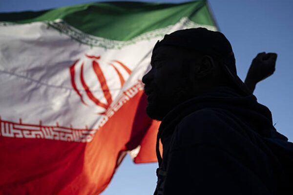 Блокада Ормуза: Іран погрожує атакувати судна США