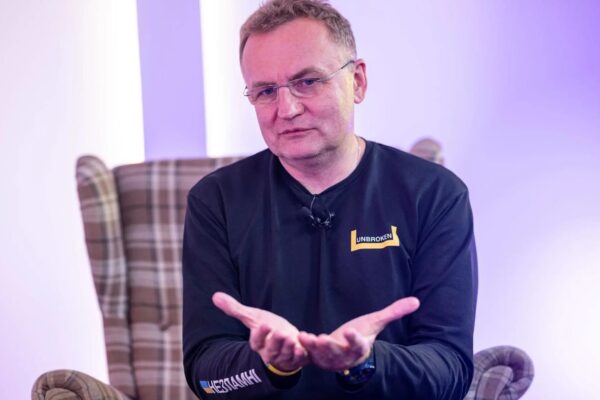 Мер Львова показав зізнався, що носить одні кросівки вже три роки