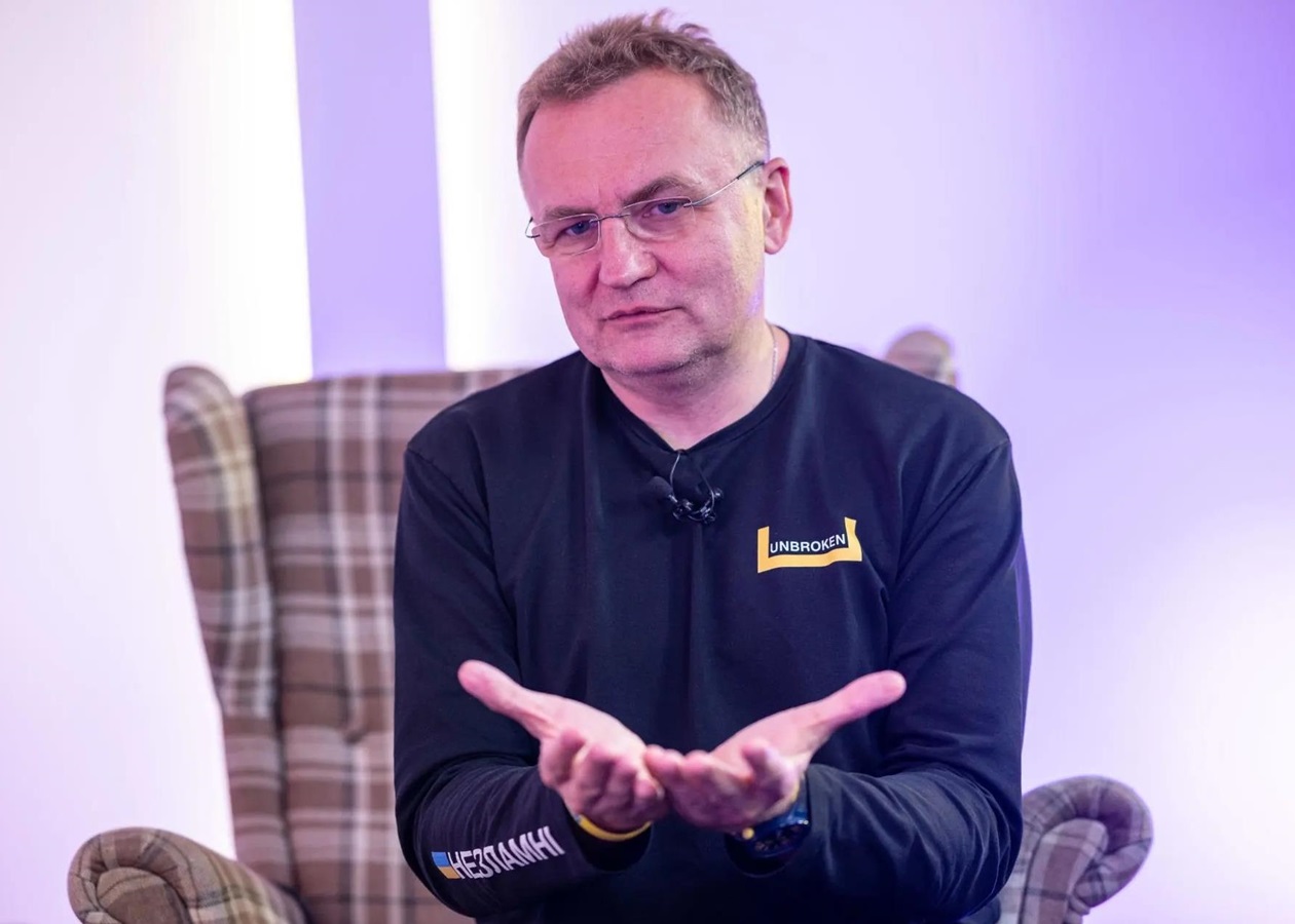 Мер Львова показав зізнався, що носить одні кросівки вже три роки