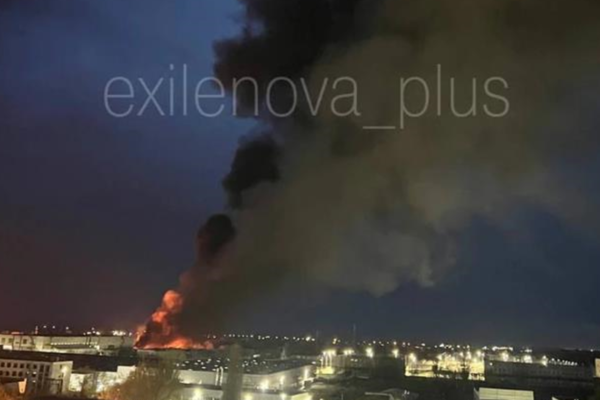 У Таганрозі спалахнула масштабна пожежа після ракетного удару