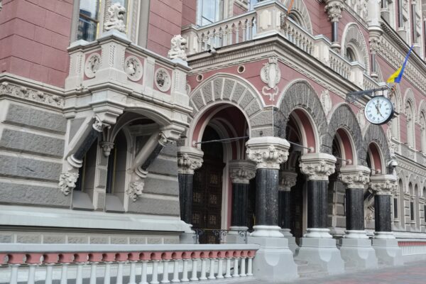 НБУ пом’якшив валютні обмеження для оборонки та військових