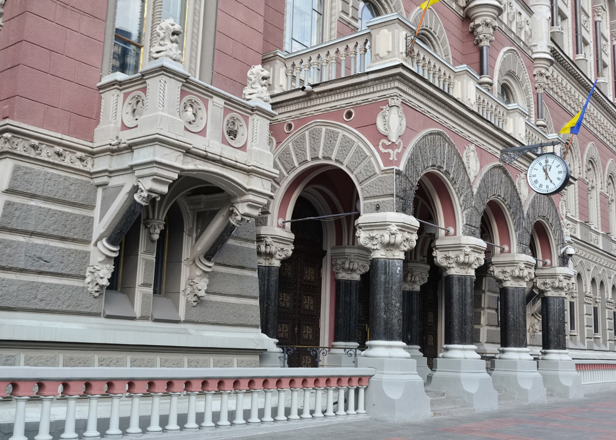 НБУ пом’якшив валютні обмеження для оборонки та військових