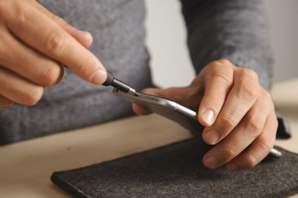 Ваш смартфон звучить глухо: ось як легко почистити динамік