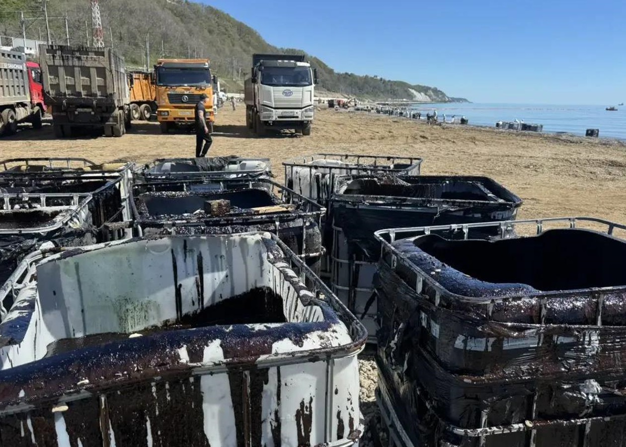 Нафтова пляма під Туапсе розтяглася майже на 80 км - ЗМІ