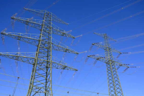 Через ворожі обстріли та негоду є знеструмлення в шести областях