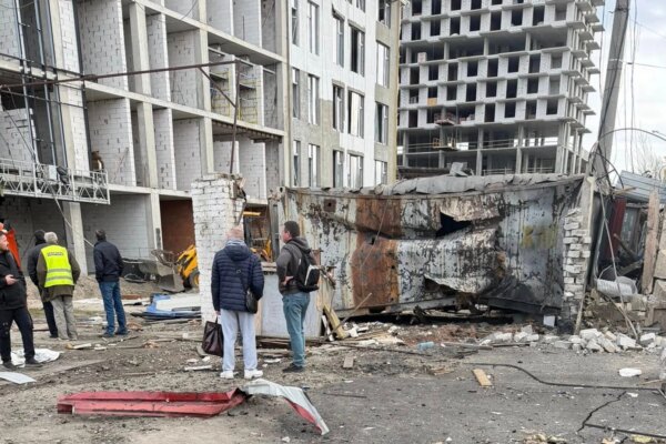 Російська ракета пошкодила недобудову у Києві, постраждали будівельники
