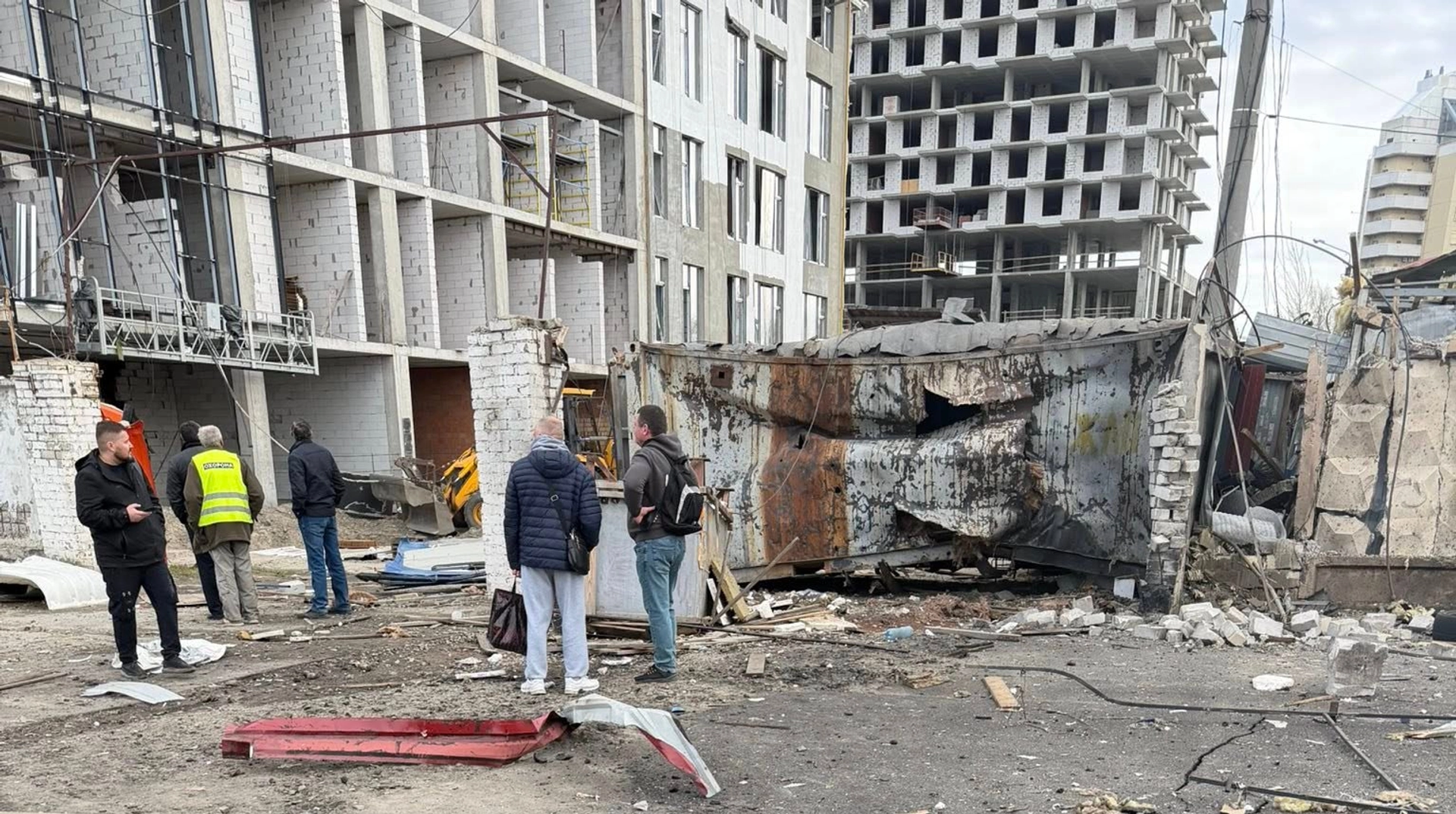 Російська ракета пошкодила недобудову у Києві, постраждали будівельники
