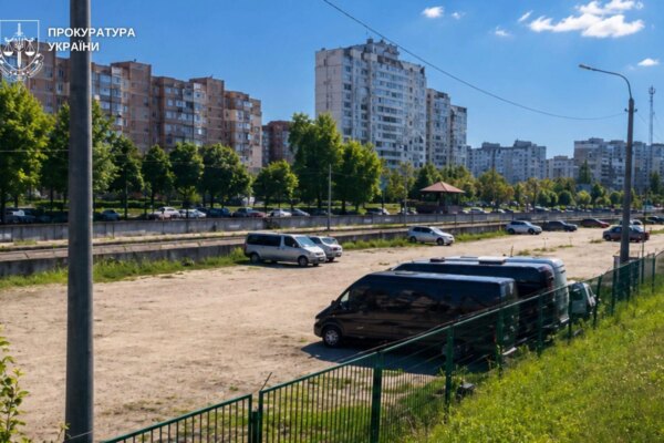 У Києві суд зобов’язав прибрати велику автостоянку по вулиці Бальзака
