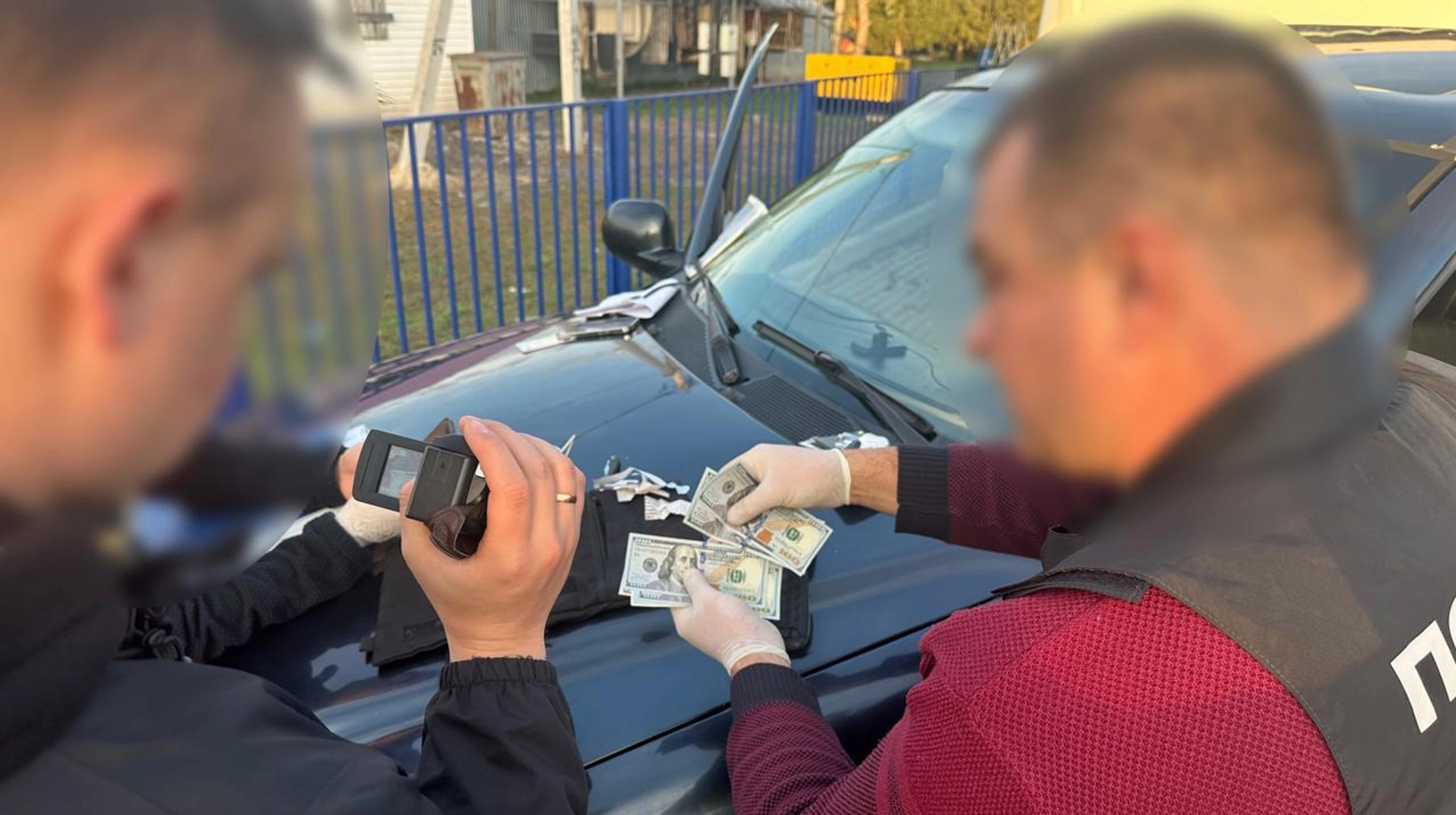 Правоохоронці викрили чергових "ділків", які завозили автомобілі під виглядом гуманітарки
