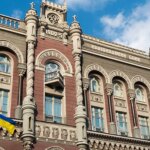 Українці почали нести до банків більше готівки: у НБУ назвали причини