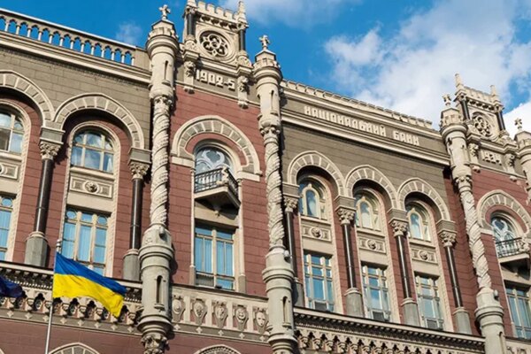 Українці почали нести до банків більше готівки: у НБУ назвали причини