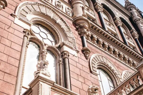 За тиждень Нацбанк продав понад мільярд доларів