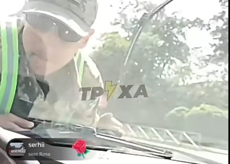 У Черкасах водій провіз військового ТЦК на капоті