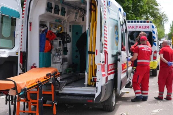 Росіяни вдарили по Запоріжжю: троє травмованих, горять авто