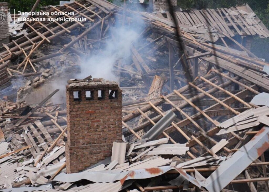Росіяни повторно вдарили по Запоріжжю, є жертви