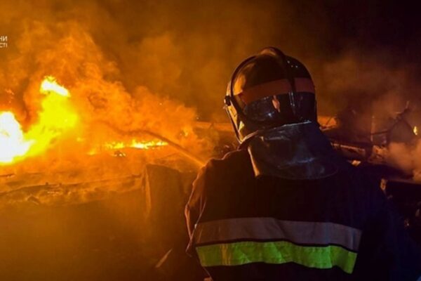 У Києві РФ влучила у висотки, під завалами люди