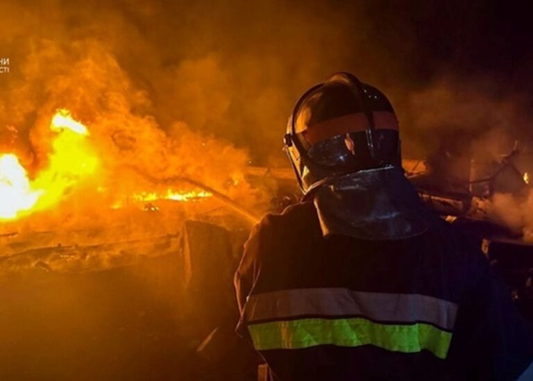 У Києві РФ влучила у висотки, під завалами люди