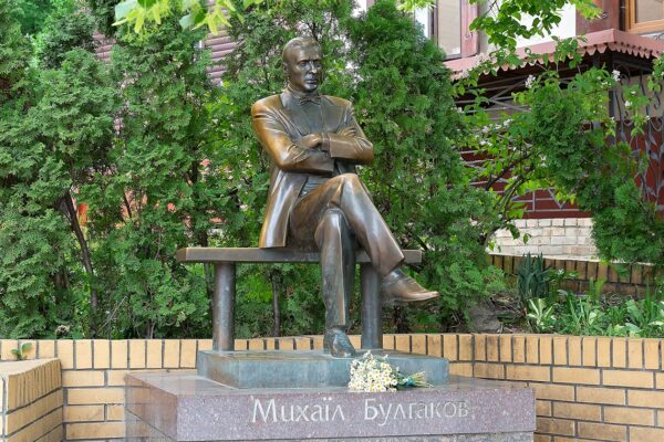 У Києві демонтували памʼятник Булгакову