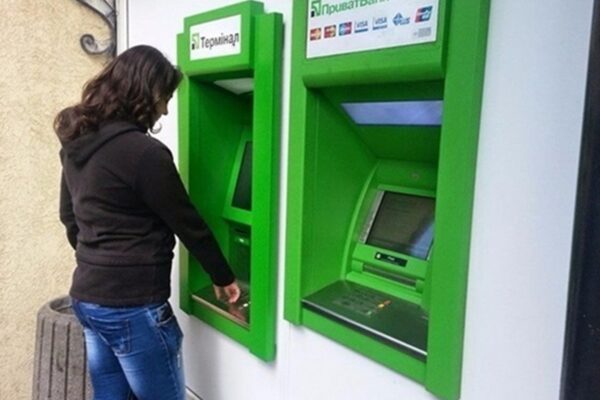ПриватБанк призупинить карткові операції, роботу банкоматів і терміналів