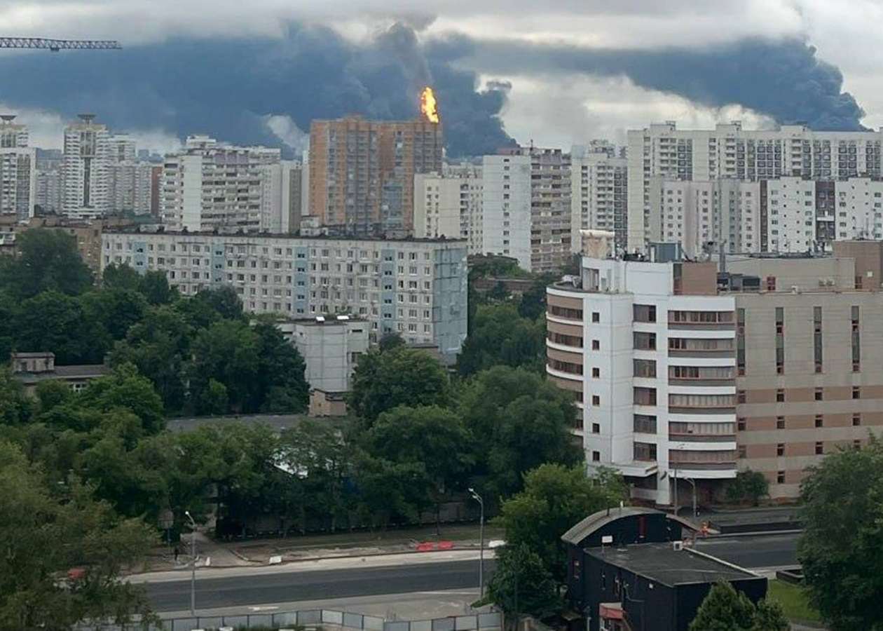 Москву і Ростовщину атакували дрони: палають НПЗ