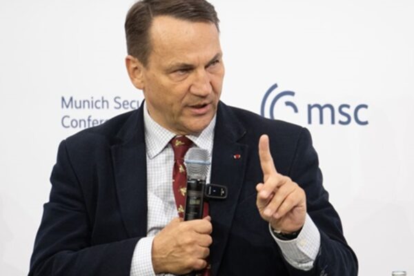 Сікорський відреагував на позбавлення ордена Зеленського
