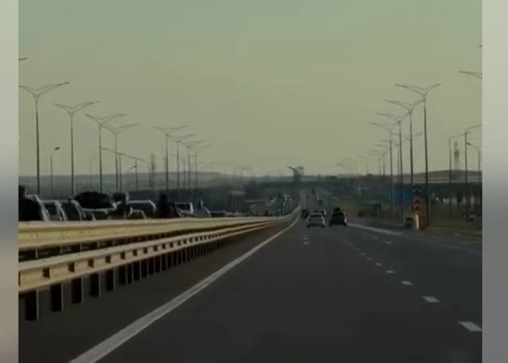З Криму масово виїжджають люди, на Кримському мосту кількатисячні черги