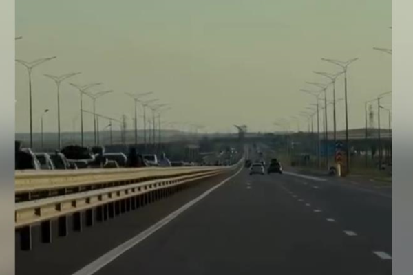 З Криму масово виїжджають люди, на Кримському мосту кількатисячні черги