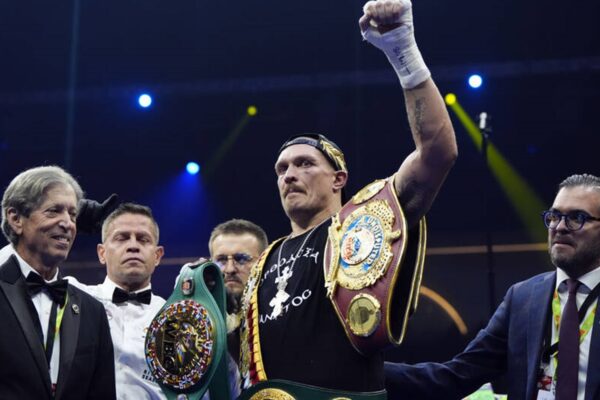 Усик відмовився від усіх чемпіонських поясів