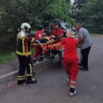 У Києві жінка вижила після падіння з балкону під час пожежі