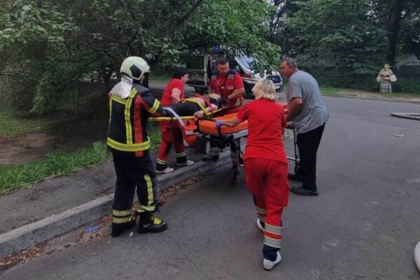 У Києві жінка вижила після падіння з балкону під час пожежі