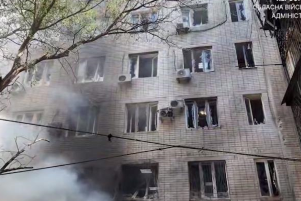 Росіяни вдарили по Херсону, є жертва та поранені
