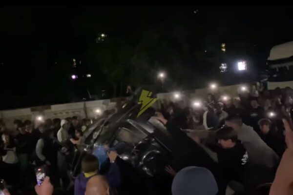 У Львові натовп перекинув авто ТЦК