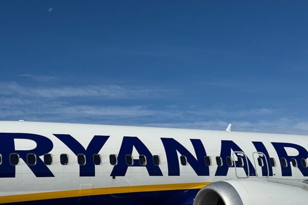 Пасажира затягнуло у розбите вікно літака Ryanair