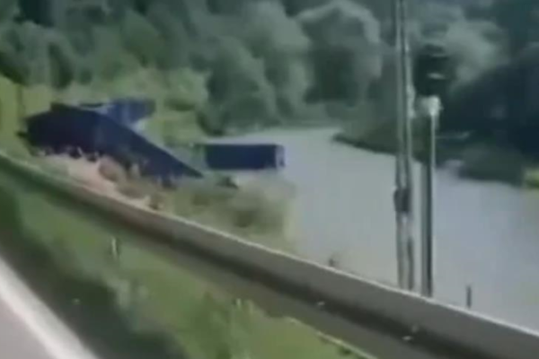 У Польщі поїзд зійшов з рейок: вагони впали в річку