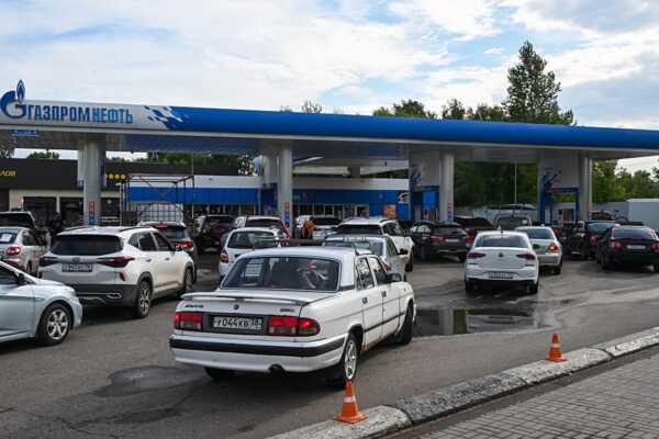 В Росії почалися рейди з розшуку бензину у будинках та гаражах