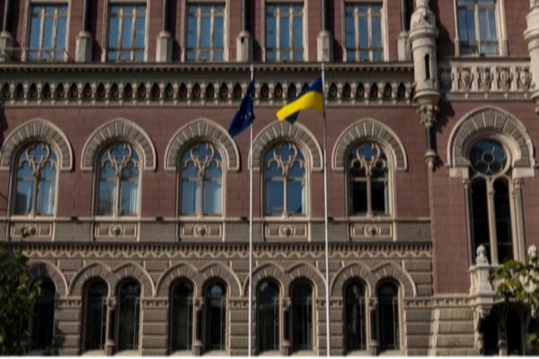 Нацбанк сьомий тиждень продає понад мільярд доларів на міжбанку