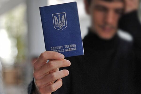 Уряд змінив правила обслуговування чоловіків у консульствах за кордоном
