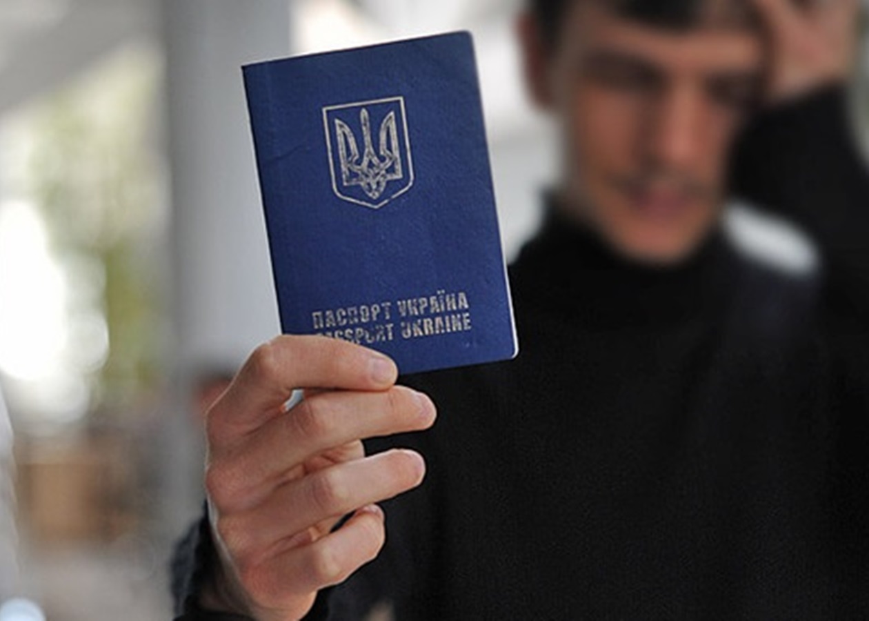 Уряд змінив правила обслуговування чоловіків у консульствах за кордоном