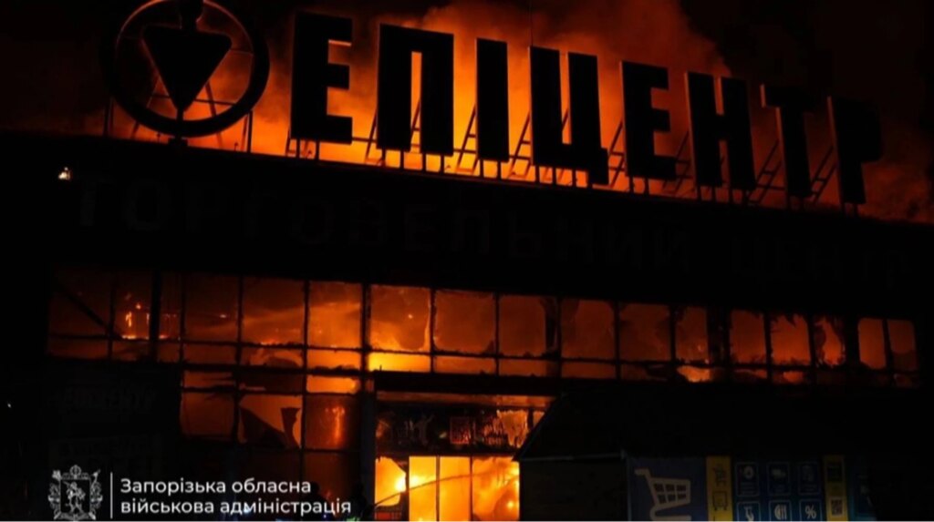 Росіяни вдарили по Запоріжжю: спалахнув "Епіцентр", понад тисячу споживачів – без світла