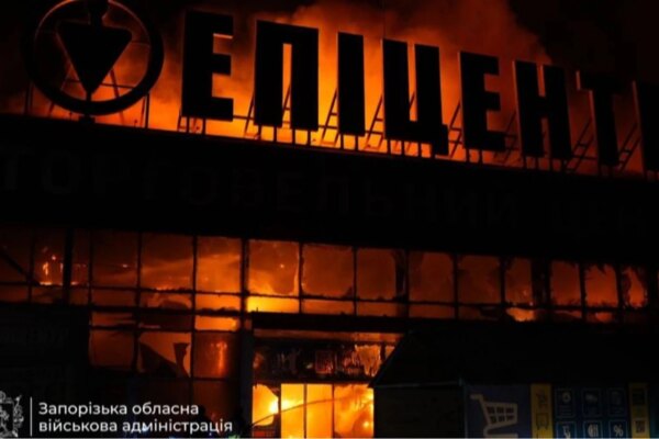 Росіяни вдарили по Запоріжжю: спалахнув "Епіцентр", понад тисячу споживачів – без світла