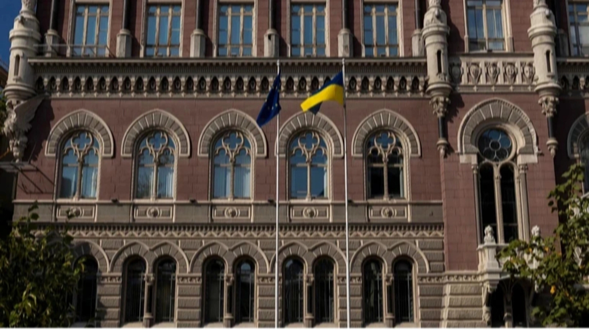 Нацбанк шостий тиждень продає понад мільярд доларів на міжбанку