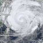 Китай закриває аеропорт і зупиняє потяги через тайфун "Дельфін"