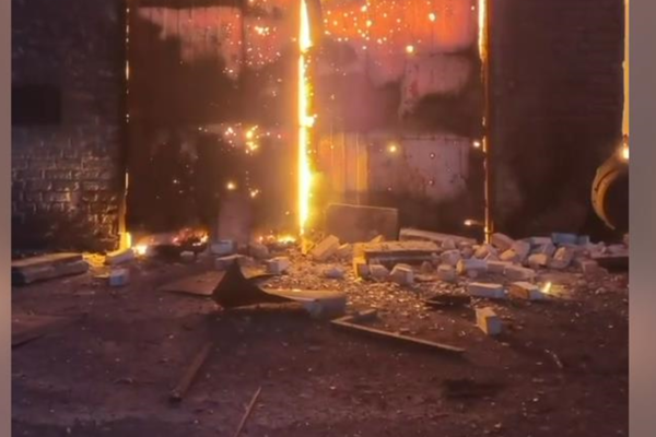 Росіяни вдарили по підприємству у Запоріжжі, виникла пожежа