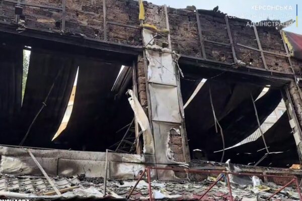Росія вдарила по центру Херсона: згоріли крамниці